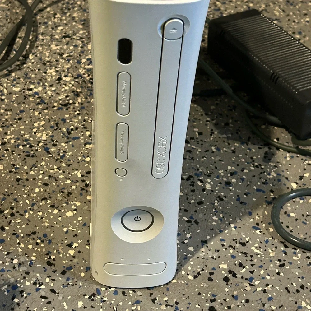 XBOX 360 + 4 Games + 2 Controllers (Used) 250 GB HDD